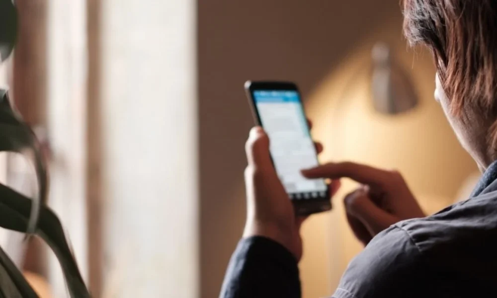 Persona che controlla il telefono