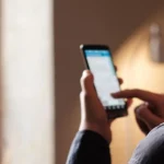 Persona che controlla il telefono