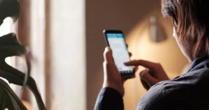 Come Controllare il Telefono del Partner (Guida Completa 2026) Persona che controlla il telefono