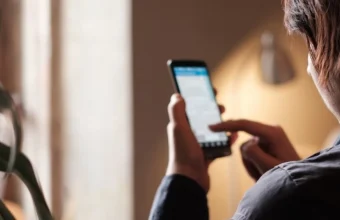 Persona che controlla il telefono