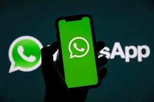 Logo di WhatsApp su uno smartphone