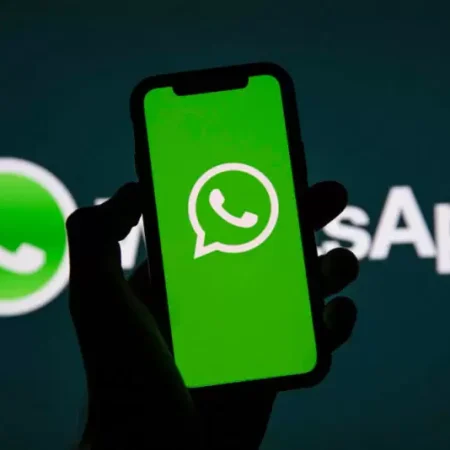 Logo di WhatsApp su uno smartphone