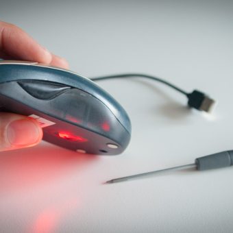 mouse e cacciavite su tavolo