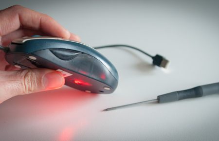 mouse e cacciavite su tavolo