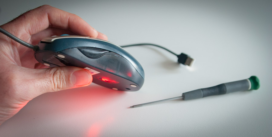 Microspie ambientali: cosa dice la legge in Italia mouse e cacciavite su tavolo