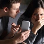 Discussione intensa su un telefono