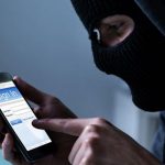 Telefono sotto controllo WhatsApp: controlla subito questi segnali Persona che accede a un telefono