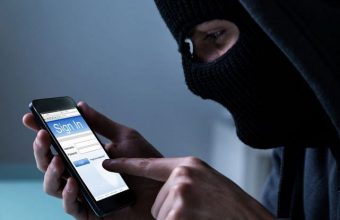 Persona che accede a un telefono