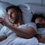 Come controllare i social del partner senza farsi scoprire: La Guida completa Coppia a letto con smartphone.