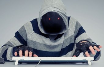 Persona misteriosa al computer