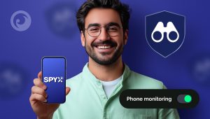 Uomo sorridente con smartphone e logo