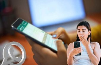 Donna sorpresa con smartphone in mano.